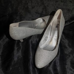 Silver Sparkly Closed Toe Dress Heels Size 7.5